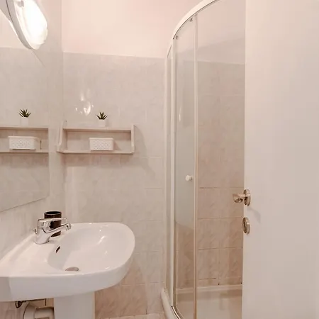 Guesthost - Stylish In Turin's Vibrant Quadrilatero Appartement *