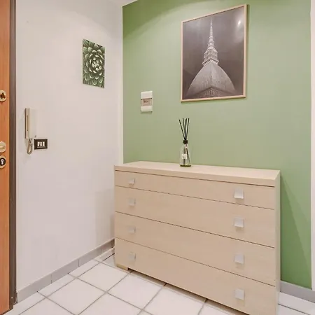 Guesthost - Stylish In Turin's Vibrant Quadrilatero Appartement *