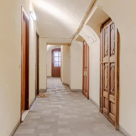 Guesthost - Stylish In Turin's Vibrant Quadrilatero