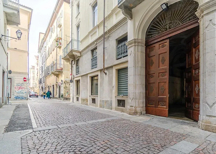 Guesthost - Stylish In Turin's Vibrant Quadrilatero